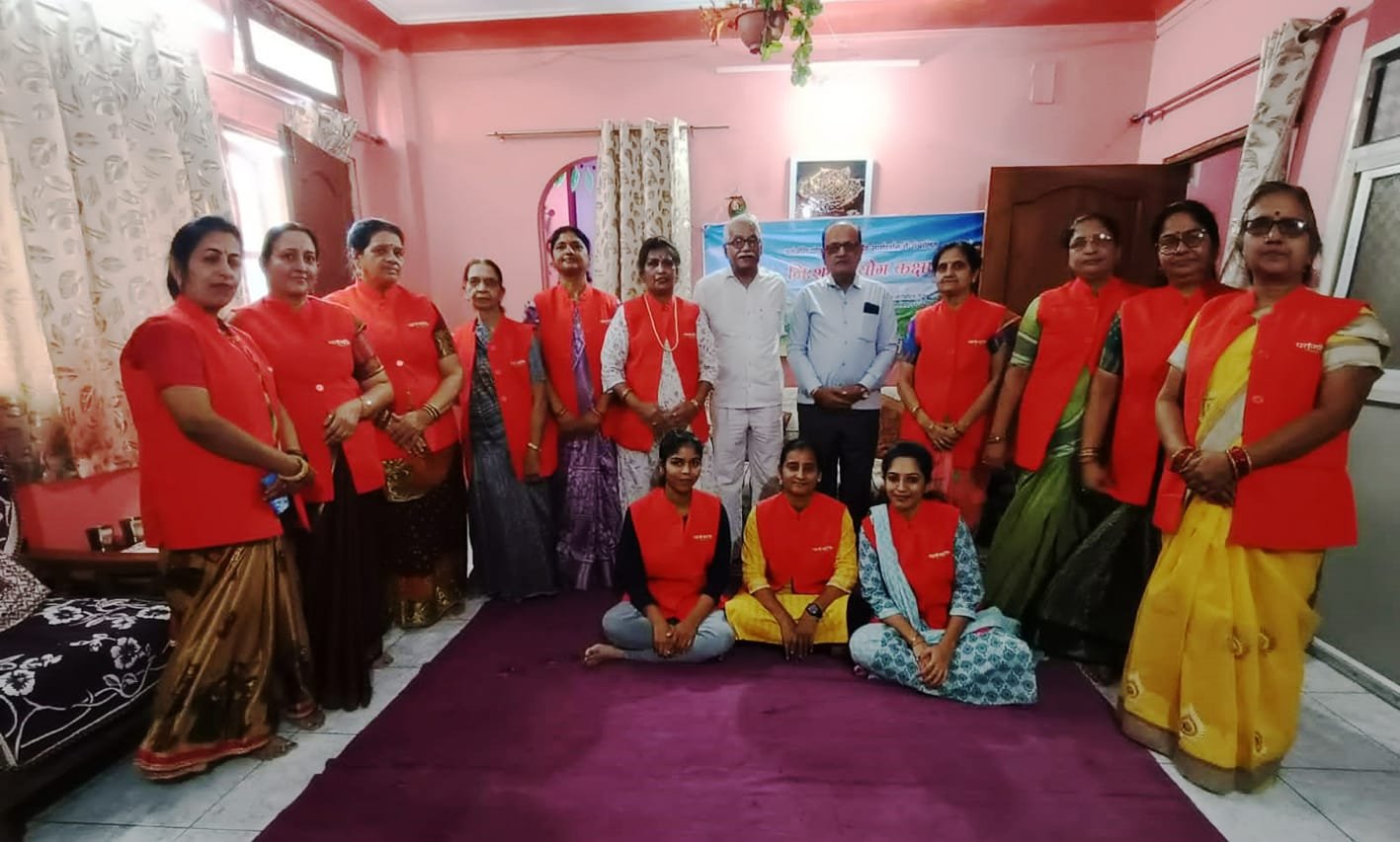 योग प्रशिक्षक बहनों को वितरित की जैकेट