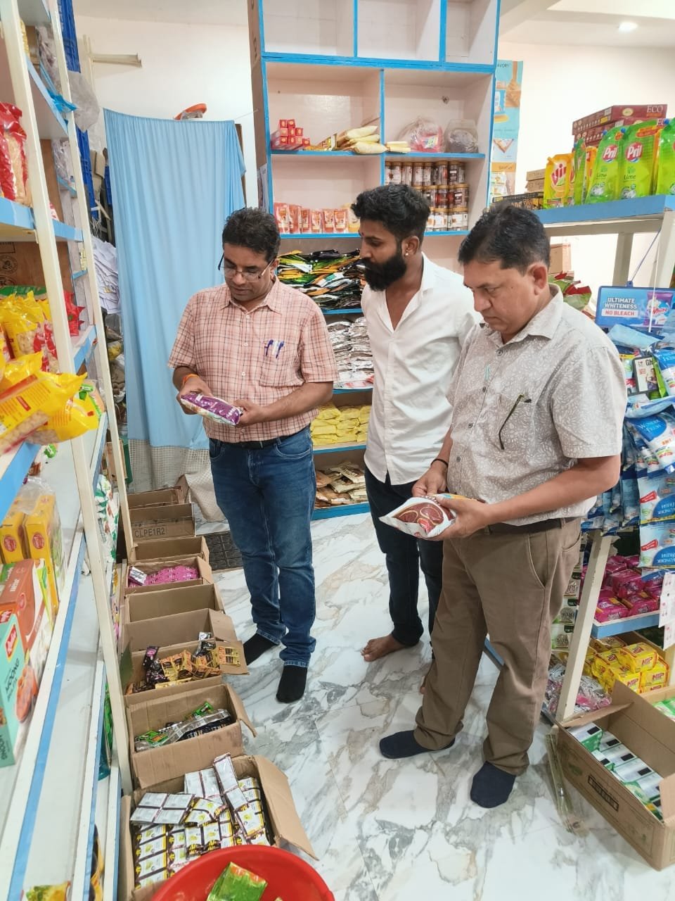 खाद्य सुरक्षा अधिकारियों की टीम ने की छापामार कार्यवाही