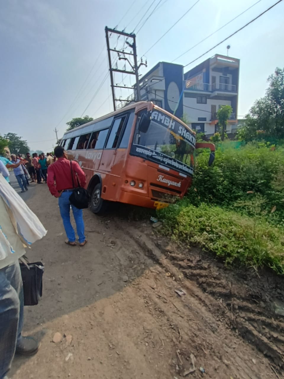 मसनगांव के पास बस दुर्घटनाग्रस्त