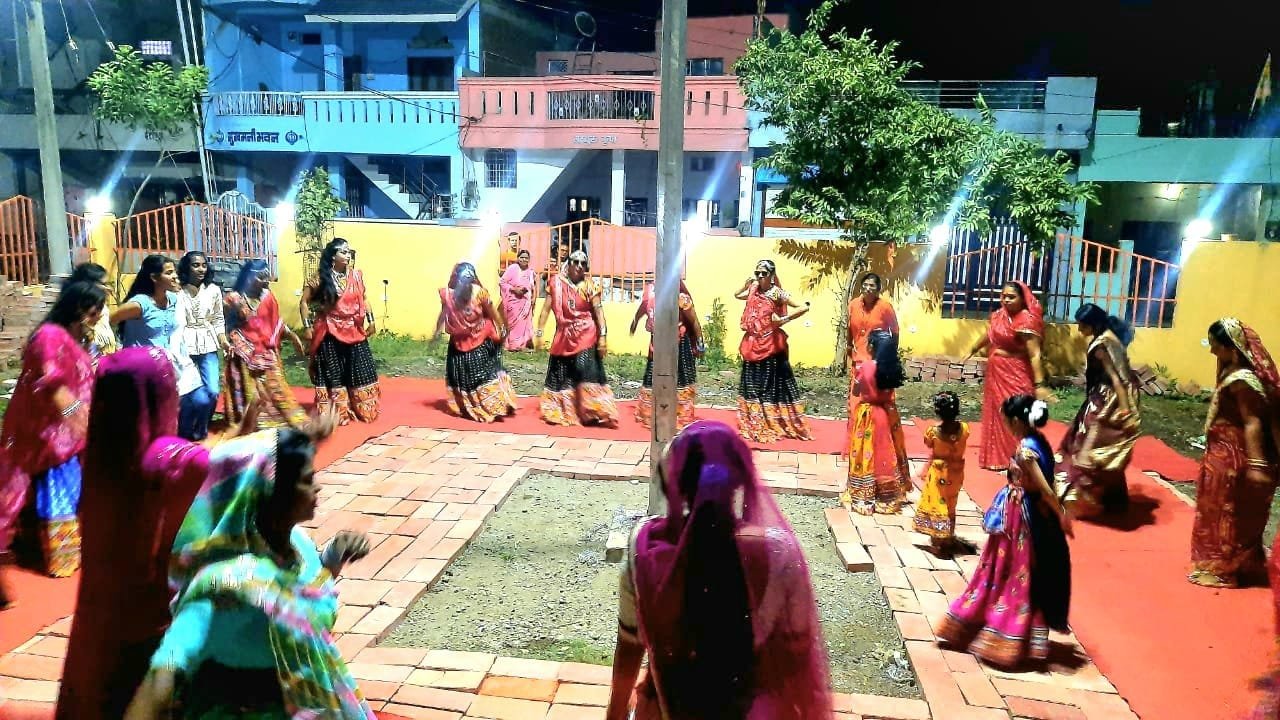 नगर के वार्डो में पूरे उत्साह के साथ मनाया नवरात्रि पर्व,गरबे और महाआरती कर मनाई नवरात्रि की अष्टमी