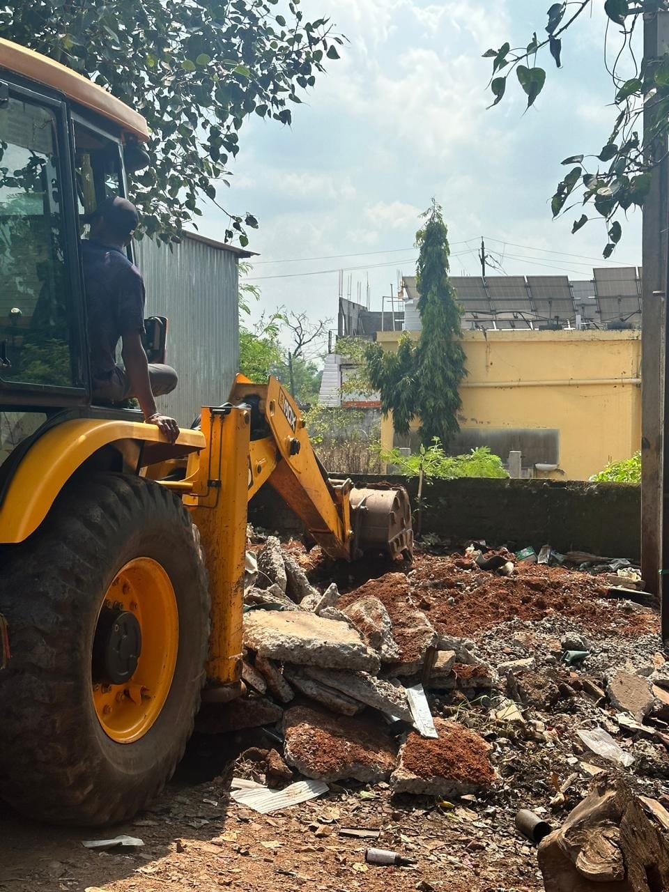नवरात्रि में धार्मिक भावनाओं को ठेस पहुंचने वाले युवक की दुकान पर बुलडोजर चलाया 