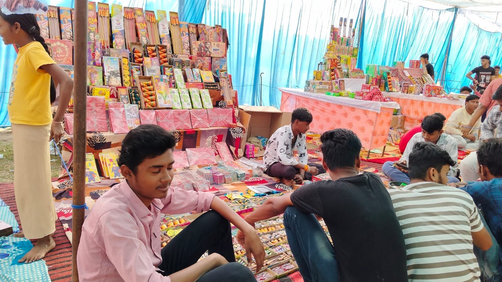 नियम विरुद्ध संचालित हो रही फटाका दुकान