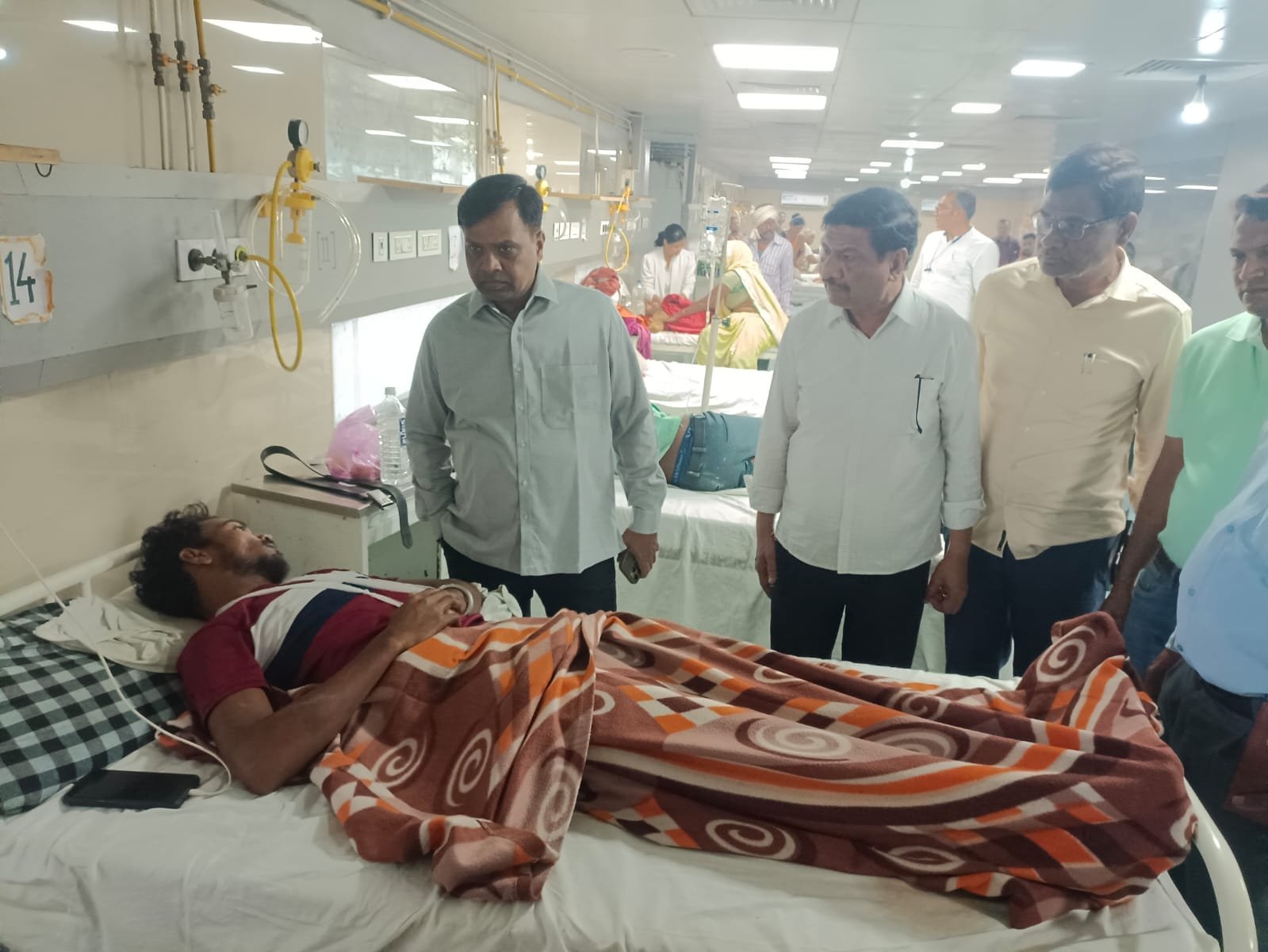 सड़क दुर्घटना में हुए घायलों से मिलने पहुंचे कलेक्टर