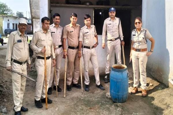 अवैध मदिरा संग्रहण एवं विक्रय के विरुद्ध आबकारी एवं पुलिस विभाग ने पीपलरावां में संयुक्त कार्यवाही कर 09 प्रकरण दर्ज किये