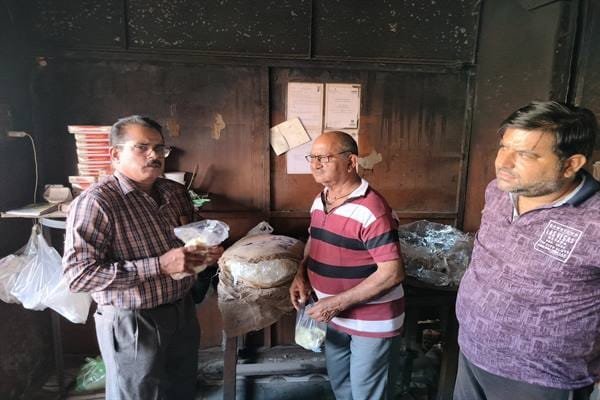 प्रशासन की टीम ने नीमच में की जांच कारवाई दुकानों संस्थाओं की जांच कर खाद्य पदार्थों के लिए चार नमूने