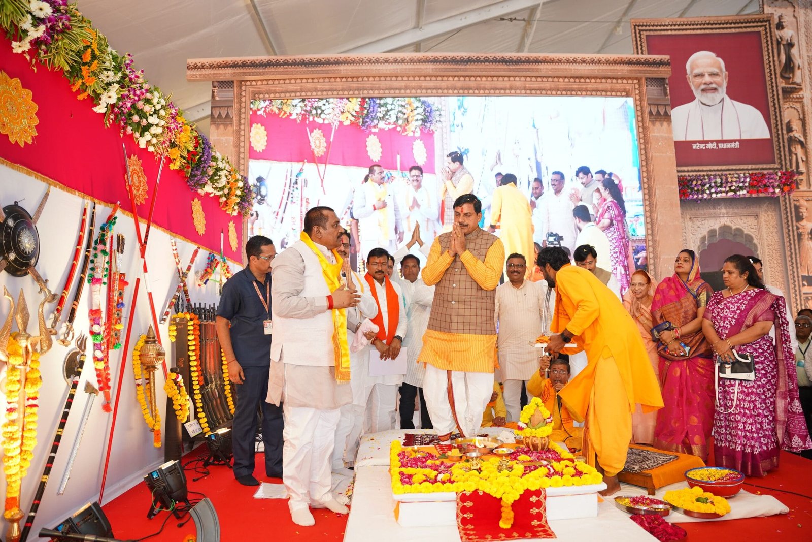 महेश्वर पहुंचकर मुख्यमंत्री डॉ. मोहन यादव ने किया शस्त्र पूजनजिस तलवार को कभी देवी अहिल्या स्वयं धारण करती थीं उस तलवार का किया पूजन