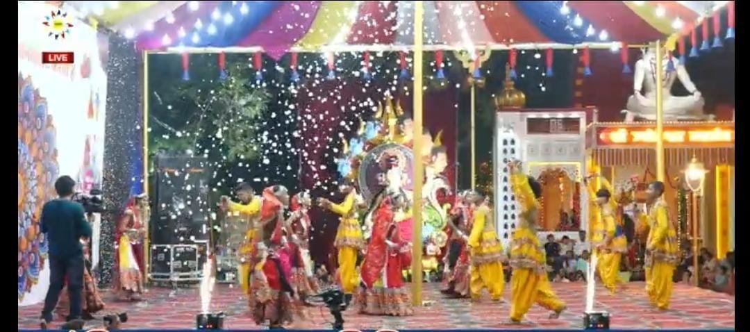रानी के दरबार में उमड़ रहा भक्तों का सैलाब, गरबों के नए स्वरूप की हो रही सराहना