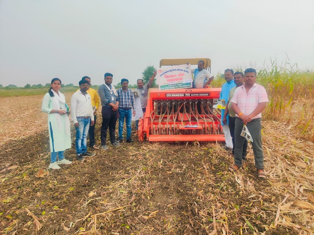 किसान भाई नरवाई में आग न लगाये इस हेतु सुपर सीडर मशीन का बैहराखेडी में किया गया प्रदर्शन