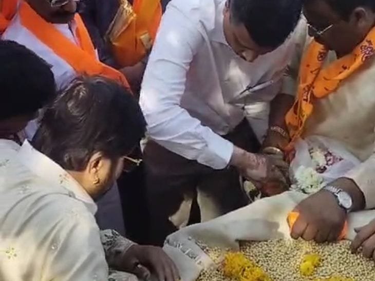 शुभ मुहूर्त की खरीदी आतिशबाजी के साथ हुई, कृषि मंडी में पीले सोने का सौदा 6377 रुपए में हुआ, किसान का हुआ सम्मान