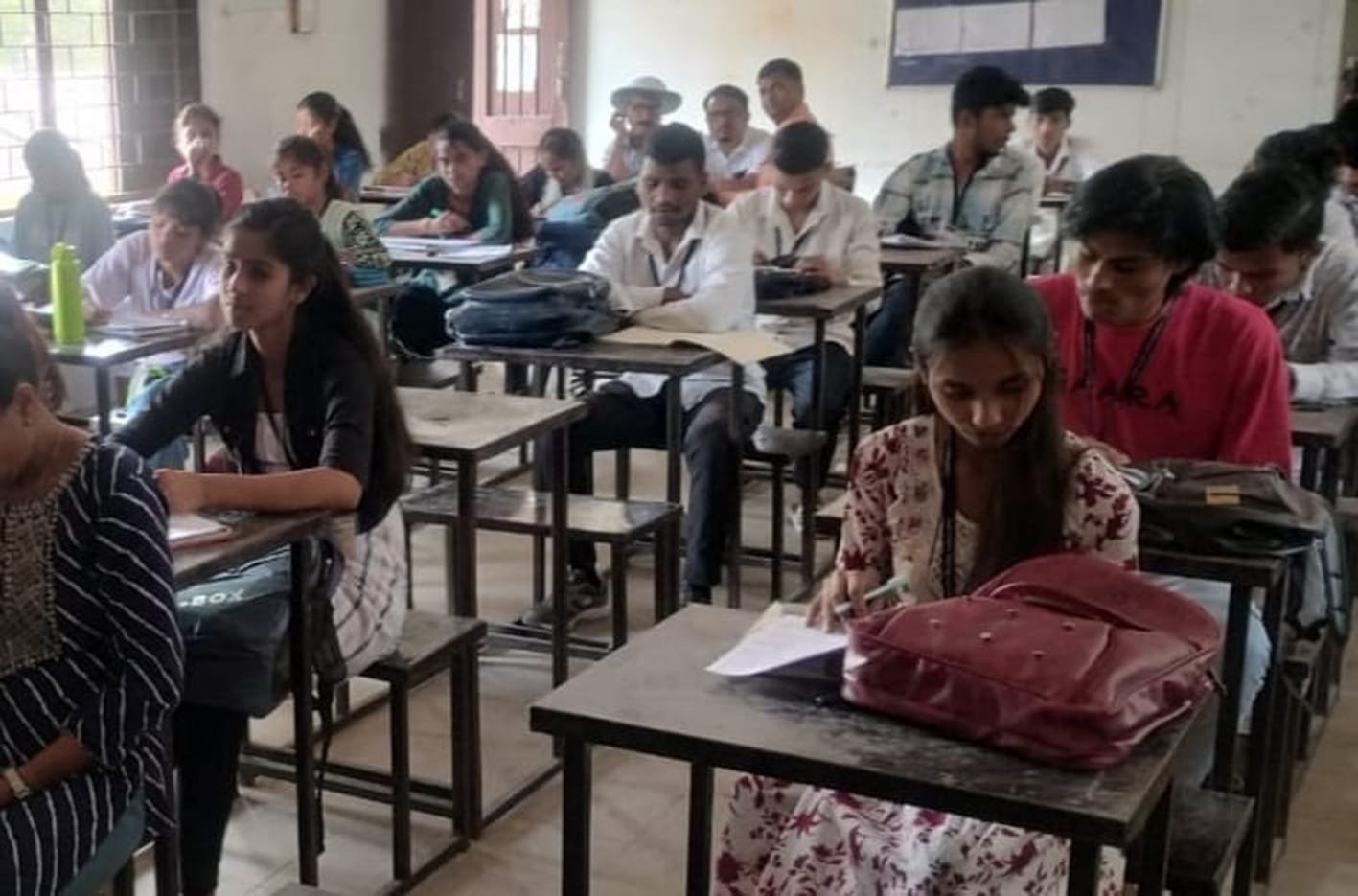 शासकीय आदर्श कॉलेज में हुई निबंध प्रतियोगिता