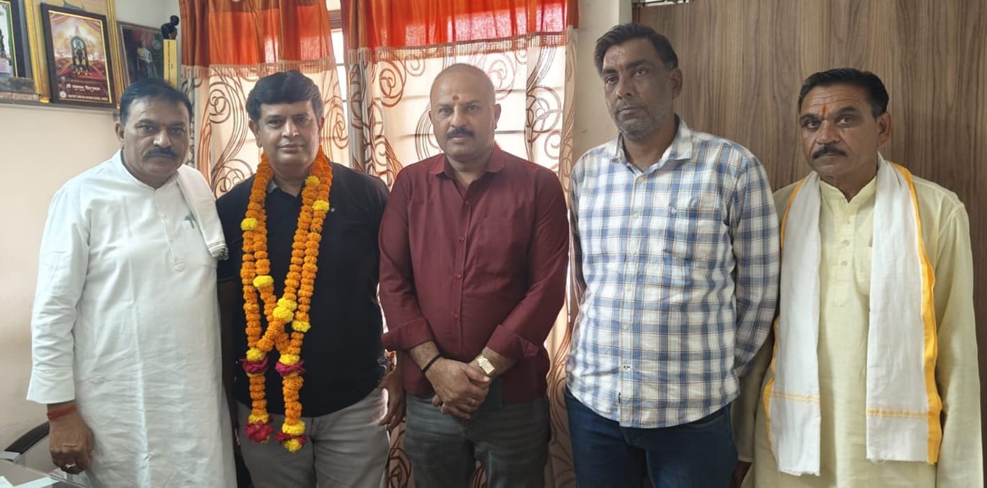 दानदाता अशरफ खान का पुष्पहार पहनाकर किया स्वागत