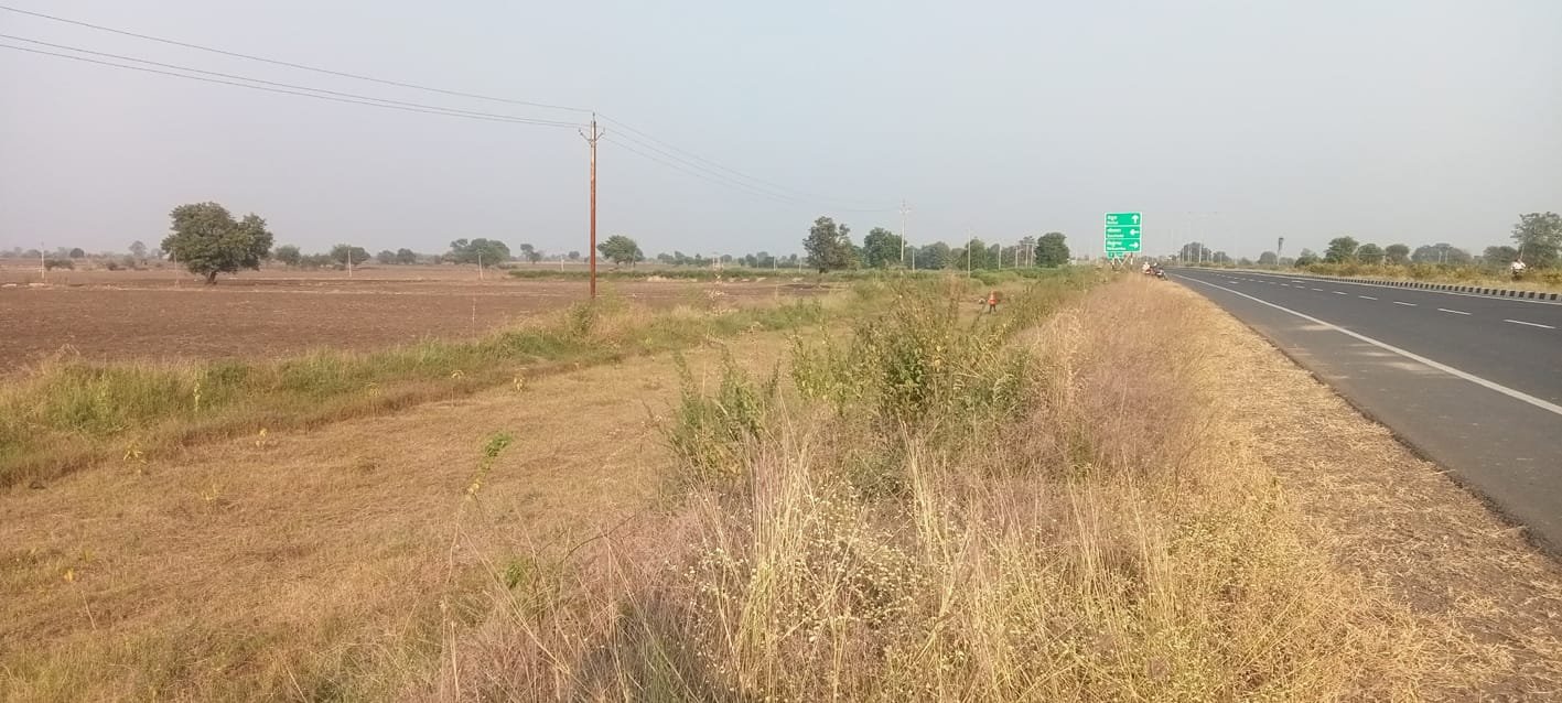 नेशनल हाईवे फोरलेन पर किसानों को खेत से मुख्य मार्ग पर चढ़ने के लिए नहीं दिया रास्ता, किसान हो रहे परेशान