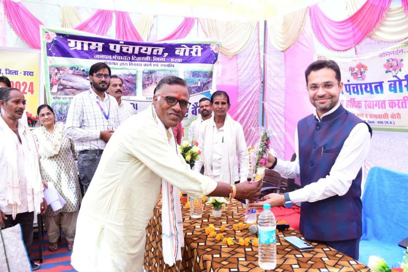 कलेक्टर ने ग्राम बोरी के शिविर में सुनी ग्रामीणों की समस्याएं
