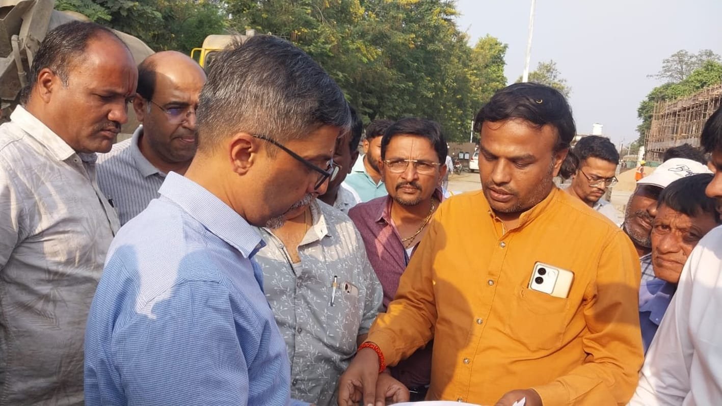 ट्रेन स्टॉपेज और हरदा-संदलपुर रेल लाइन को लेकर डीआरएम को सौंपा ज्ञापन