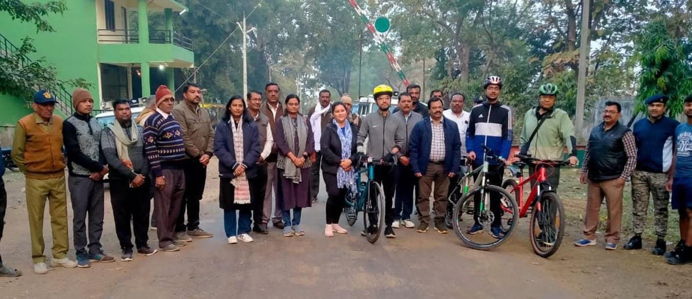 कलेक्टर ने साइकिल से किया वनांचल का भ्रमण