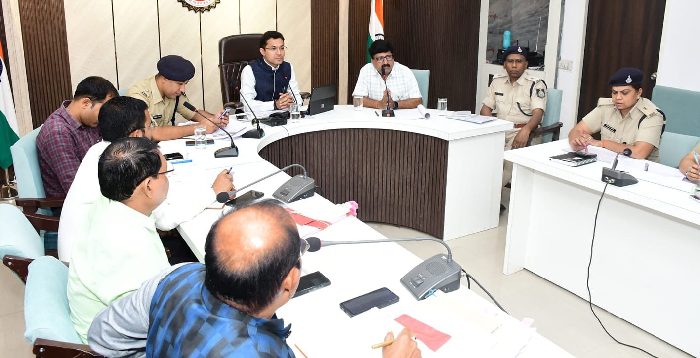 राजस्व और पुलिस अधिकारी संयुक्त दौरे करें, कानून व्यवस्था पर सतत नजर रखें-कलेक्टर व पुलिस अधीक्षक ने बैठक में दिए निर्देश