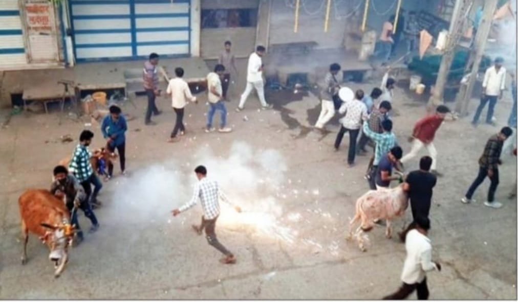 भौरासा में हुआ पटाखों से अनोखा युद्ध, दोस्त भी बना दुश्मन