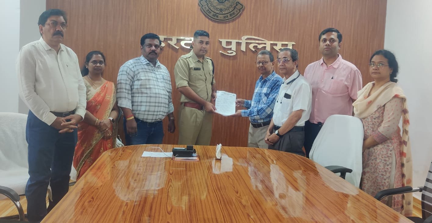 डॉ. काटकर के पक्ष में इंडियन मेडिकल एसोसिएशन ने सौंपा ज्ञापन