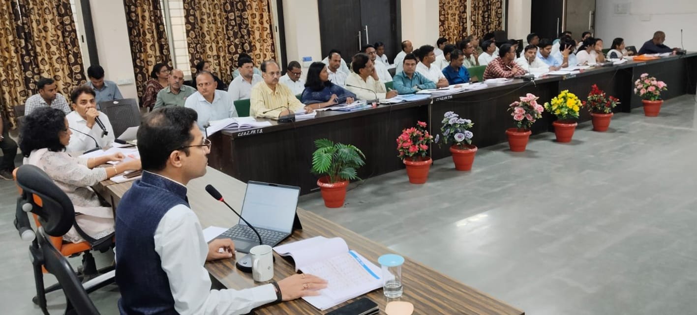 कलेक्टर ने ग्रामीण विकास योजनाओं की विस्तार से समीक्षा की