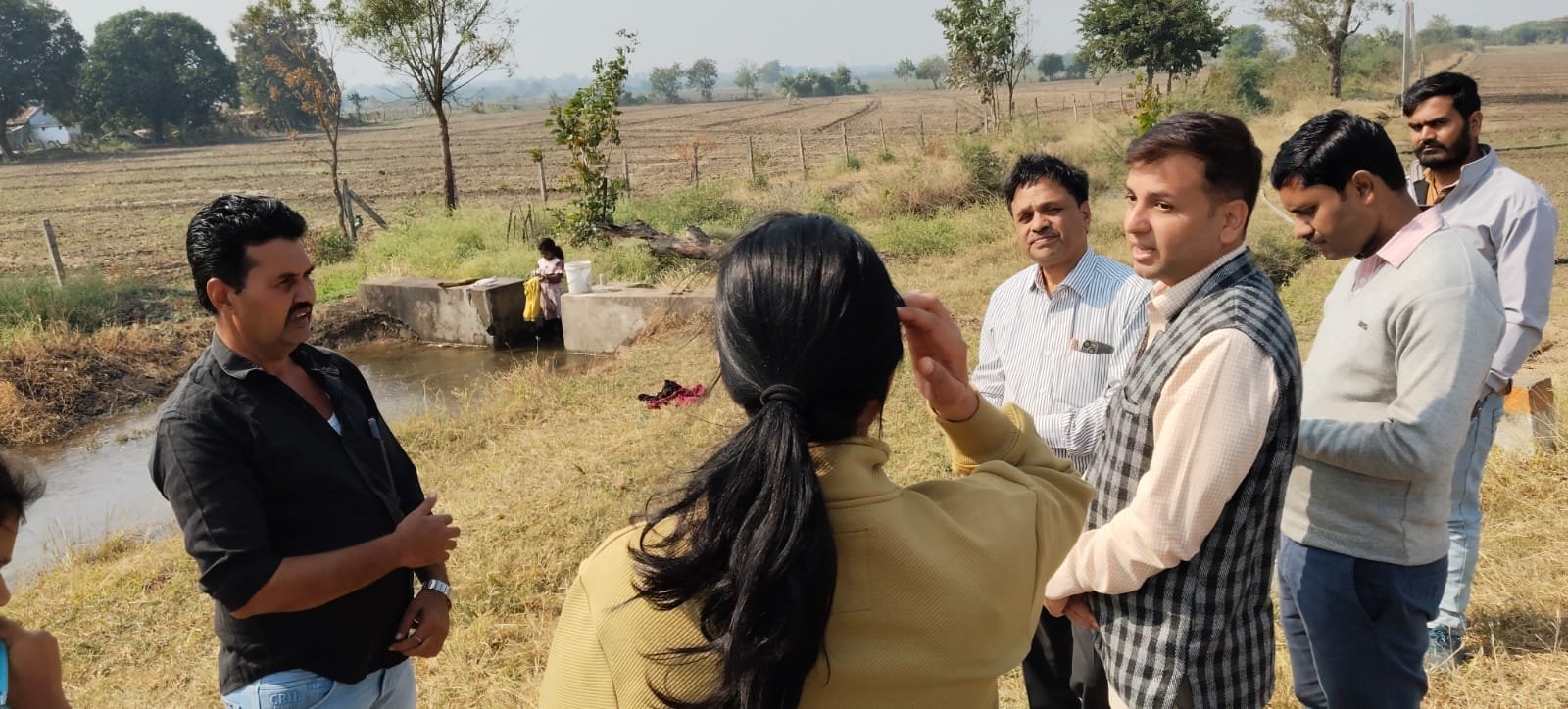 कमिश्नर ने घोड़ाकुंड व मसनगांव में नहर से सिंचाई की व्यवस्था देखी