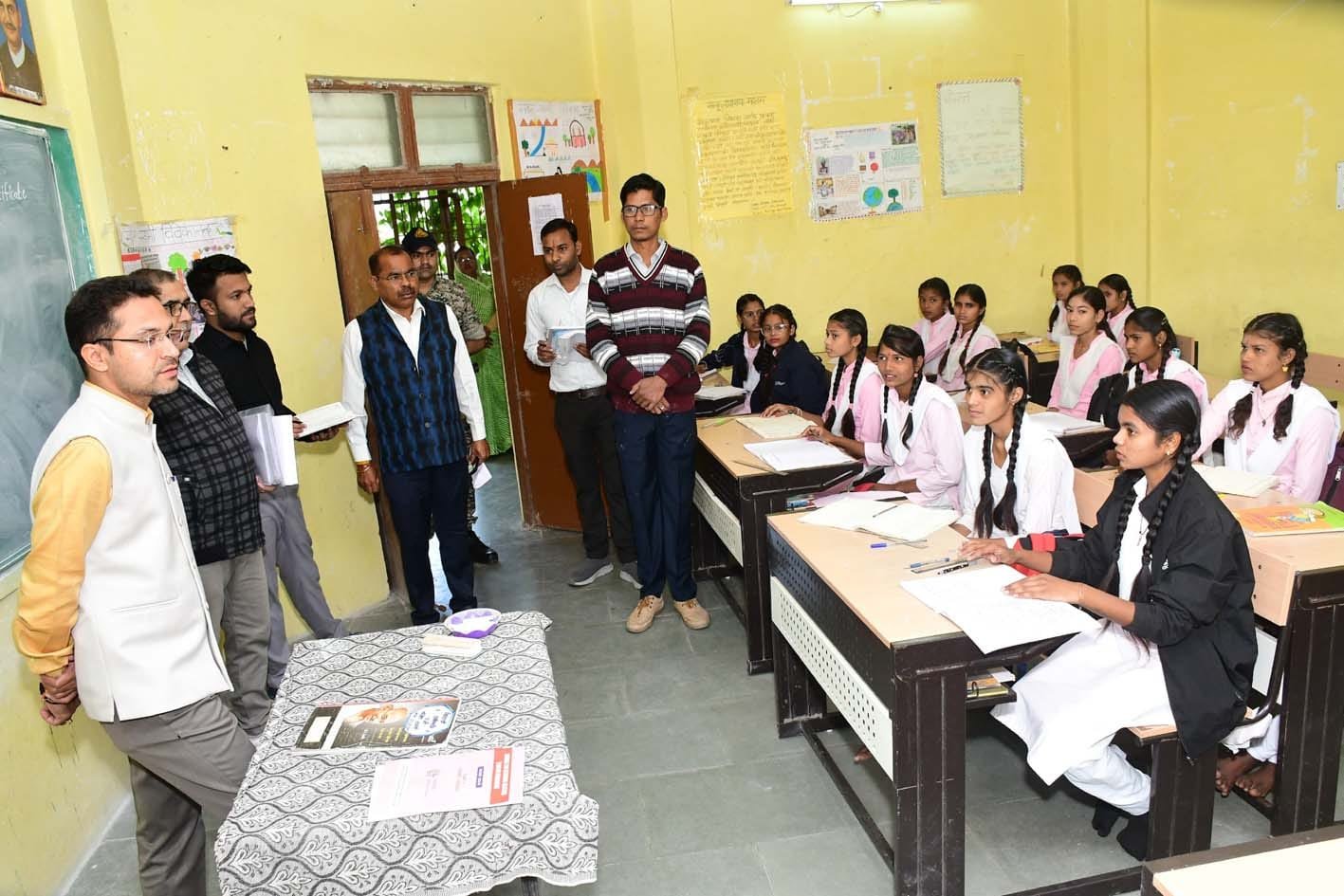 कलेक्टर ने लोलांगरा में आंगनवाड़ी केंद्र और स्कूल का किया निरीक्षण