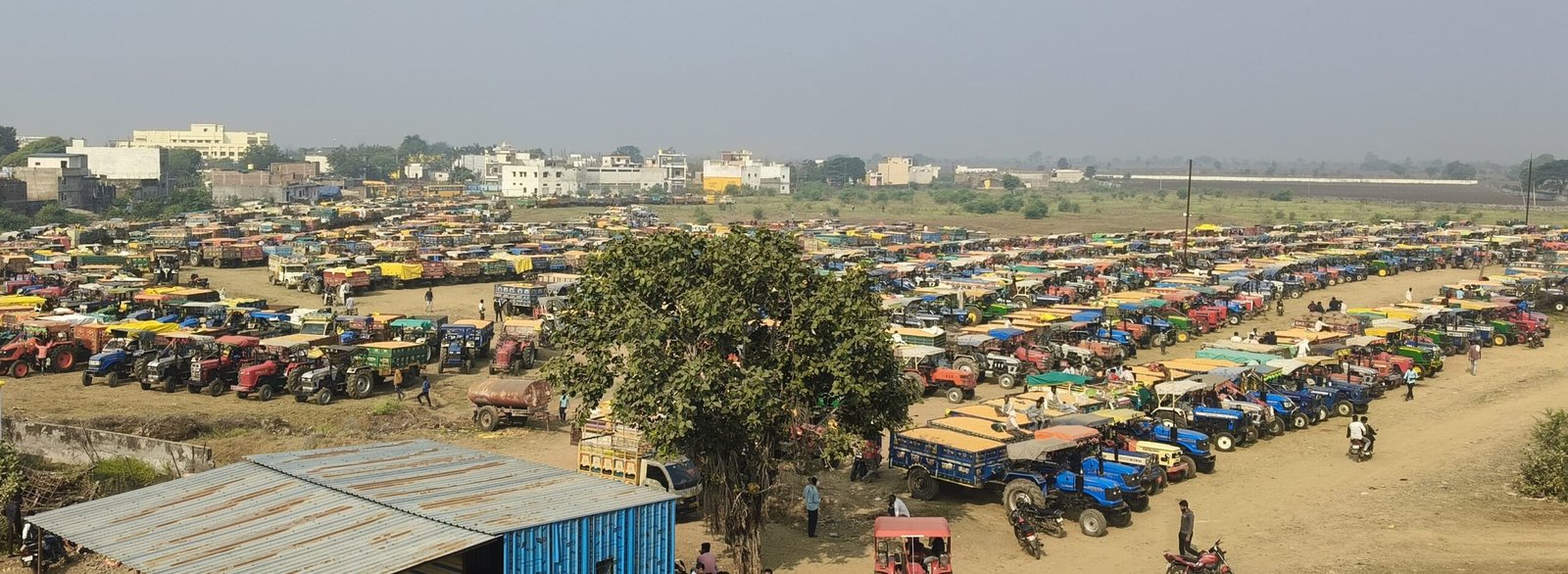 सुनो सरकार-बेहाल किसान : कब तक रतजगा करेगा किसान, मंडी में स्थानाभाव की समस्या से निजी कालोनी में कराना पड़ा नीलाम