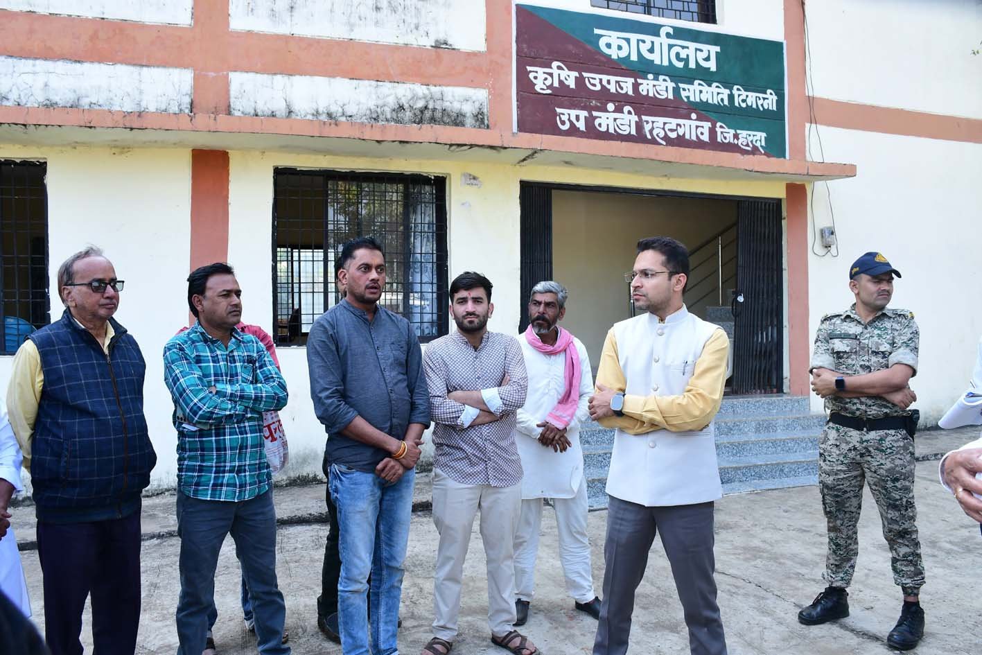 कलेक्टर ने ग्रामीण क्षेत्र में स्कूल, आंगनबाड़ी, अस्पताल का किया निरीक्षण  
