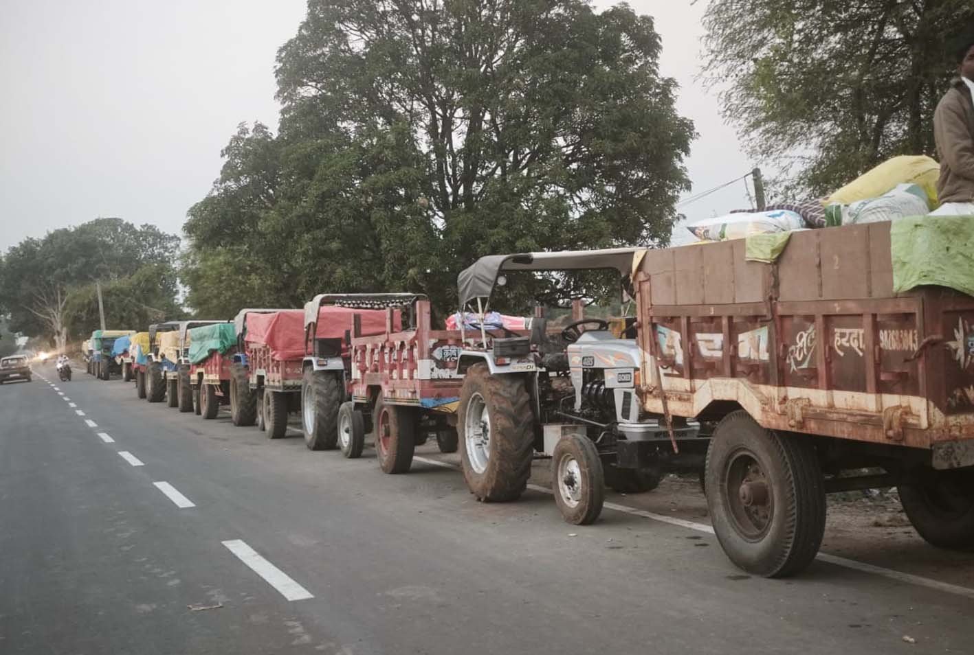 सोयाबीन खरीदी केन्द्र पर लग रही ट्रेक्टर की लंबी लाइन