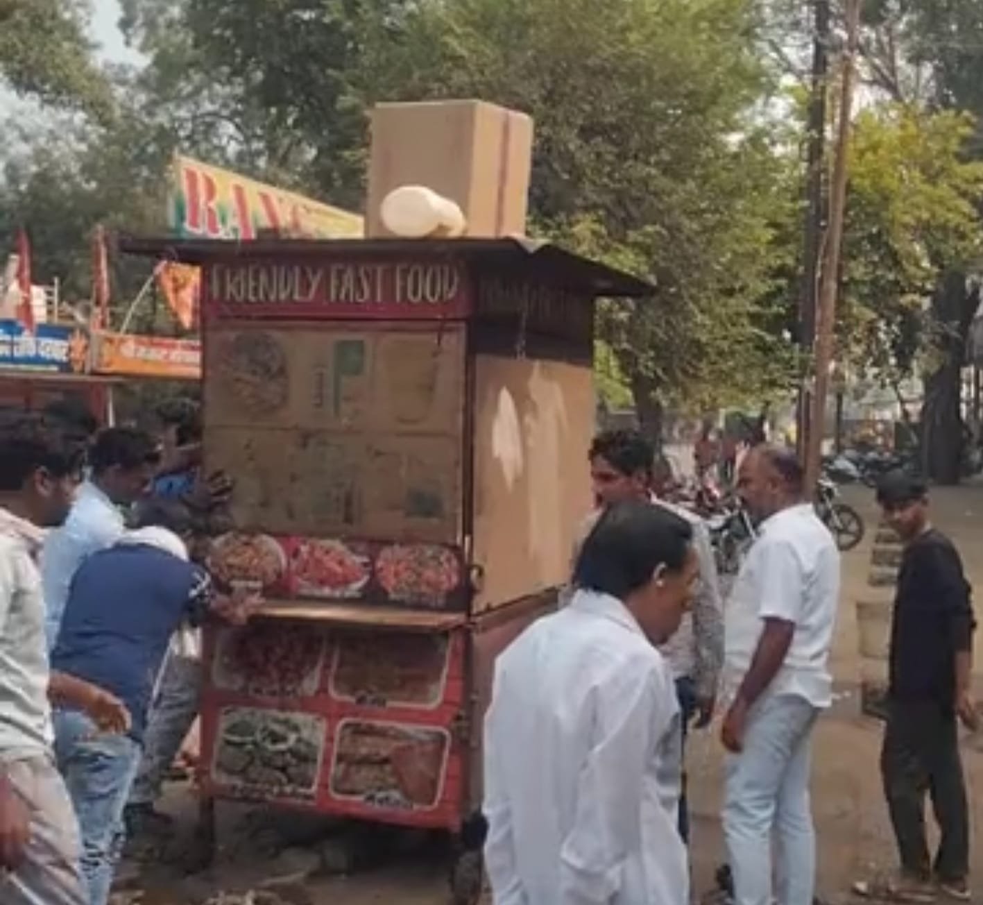 नगर पालिका ने हटाया अतिक्रमण, लोगों ने पक्षपात का लगाया आरोप