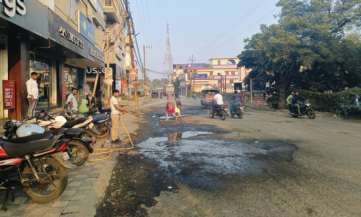 शहर की सड़कों के हाल बेहाल, उड़ती धूल और गड्डों से राहगीर परेशान