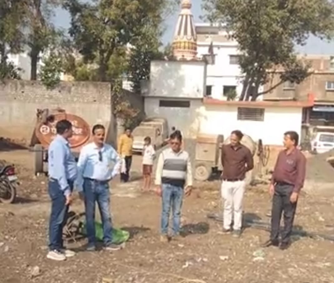 घंटाघर मुख्य बाजार में तैयार की जा रही दो सशुल्क वाहन पार्किंग