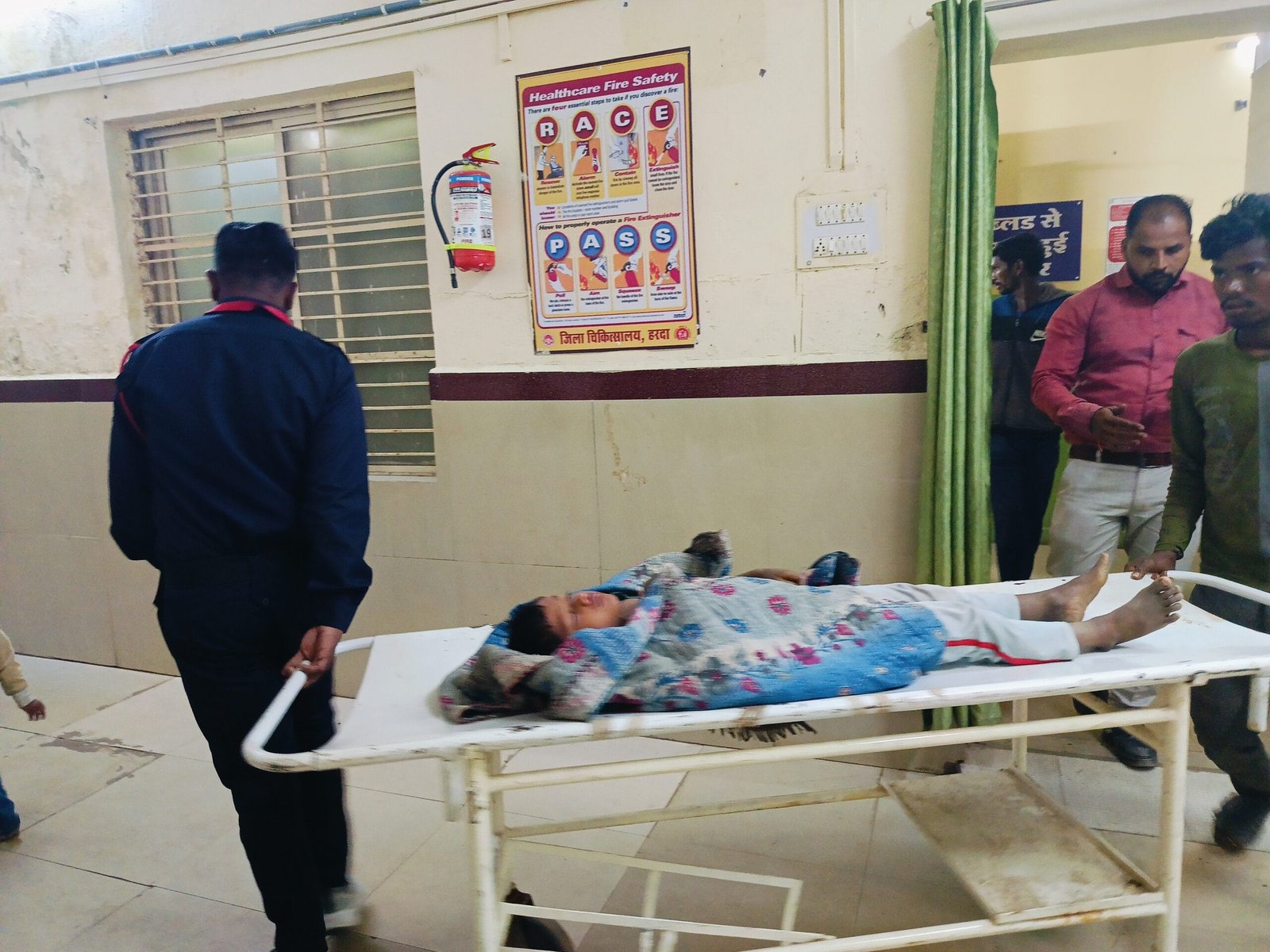 खेलते वक्त कुंए में गिरा बालक, जिला अस्पताल में भर्ती