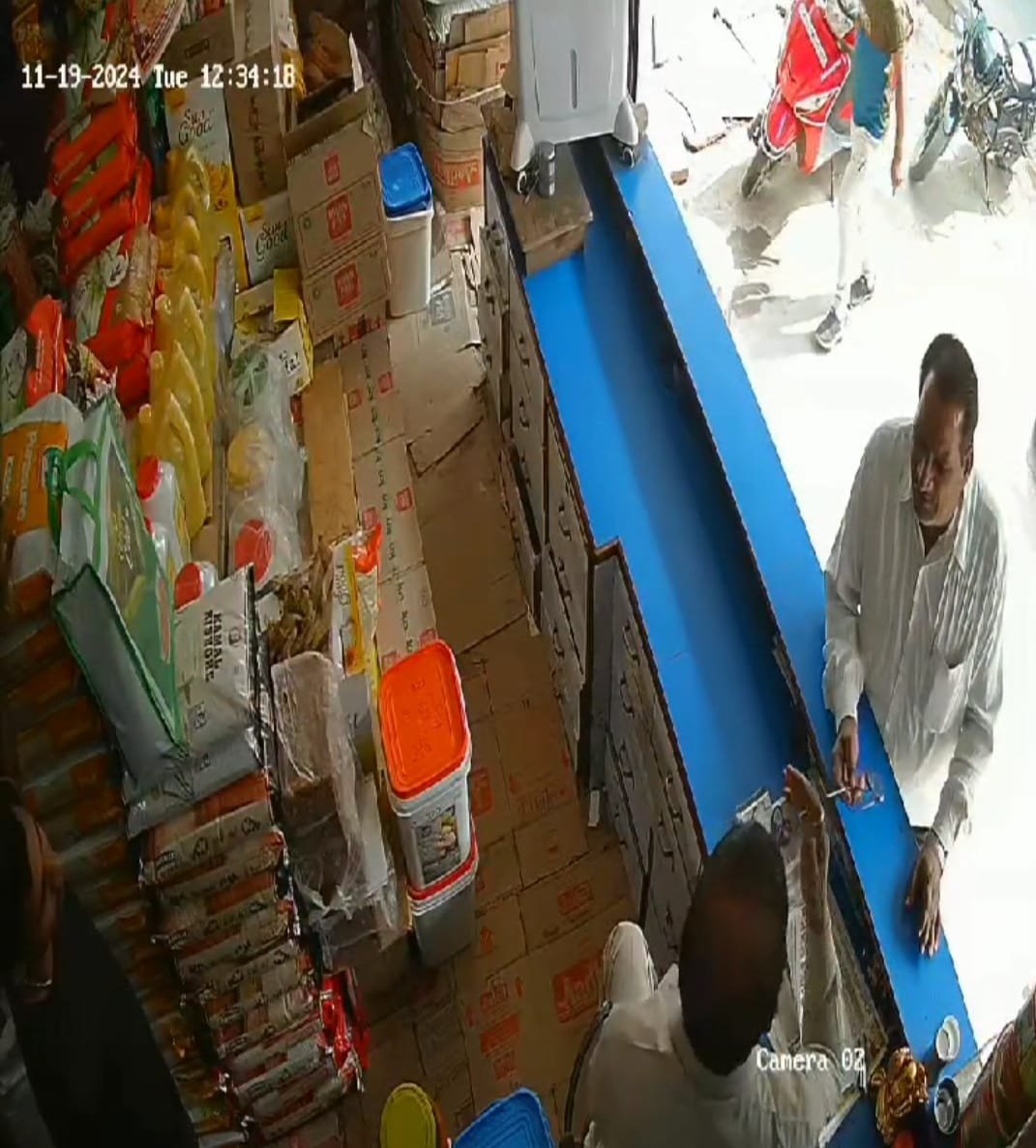 60 वर्षीय बुजुर्ग ने किराना व्यापारी को लगाई चपत