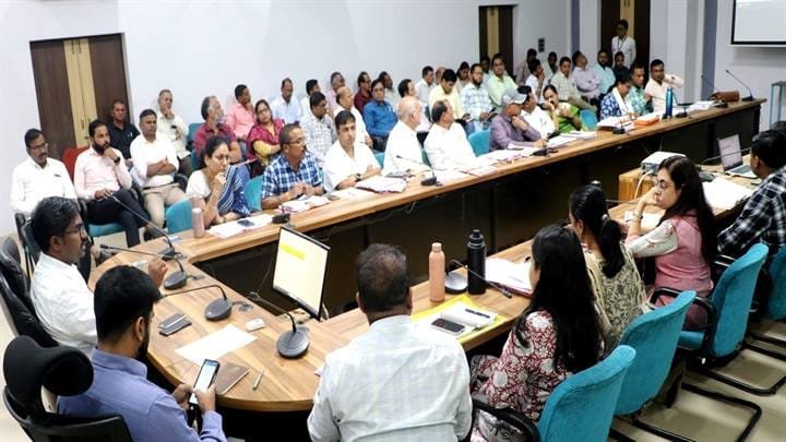 सी.एम. हेल्पलाइन में दर्ज शिकायतों का संतुष्टिपूर्वक करें निराकरण