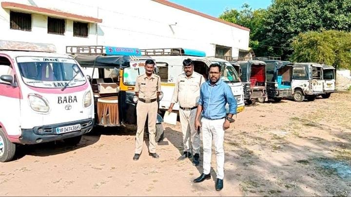 ओंकारेश्वर में चेंकिग के दौरान चालान की कार्यवाही