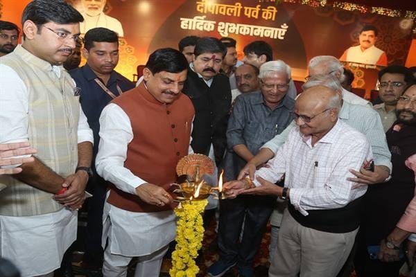 मुख्यमंत्री डॉ. यादव ने मीडिया के साथियों के साथ मनाया दीपोत्सव