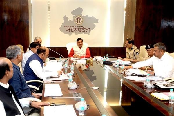 प्रत्येक थाने में सायबर डेस्क, हर जिले में सायबर थाना और राज्य स्तर पर किया जाए कॉल सेंटर स्थापित : मुख्यमंत्री डॉ. यादव