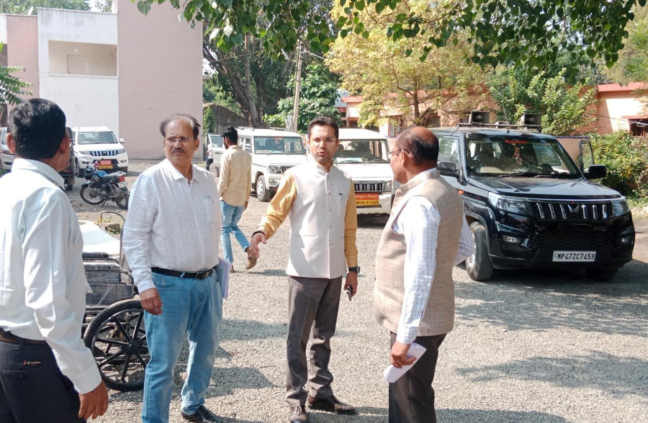 कलेक्टर ने किया सामुदायिक स्वास्थ केन्द्र का औचक निरीक्षण