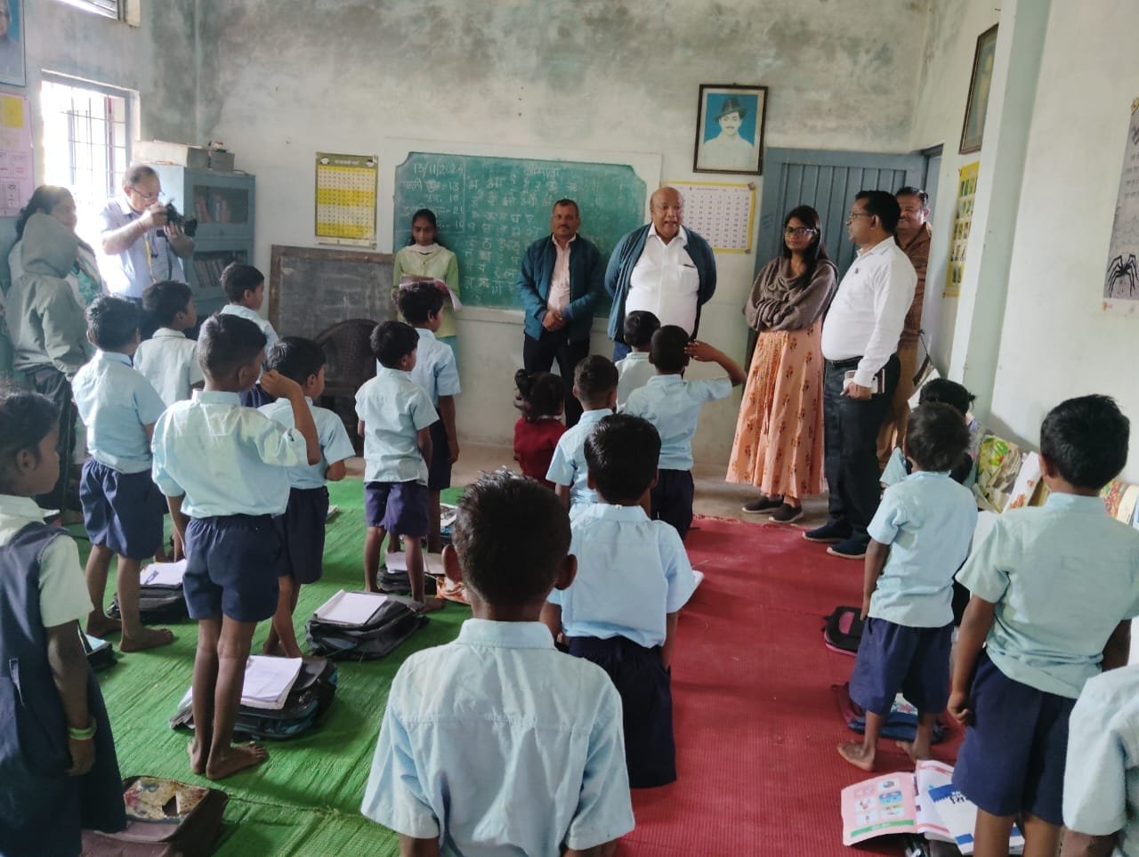 अपर मुख्य सचिव ने ग्रामीणों से किया संवाद, परखी मैदानी हकीकत