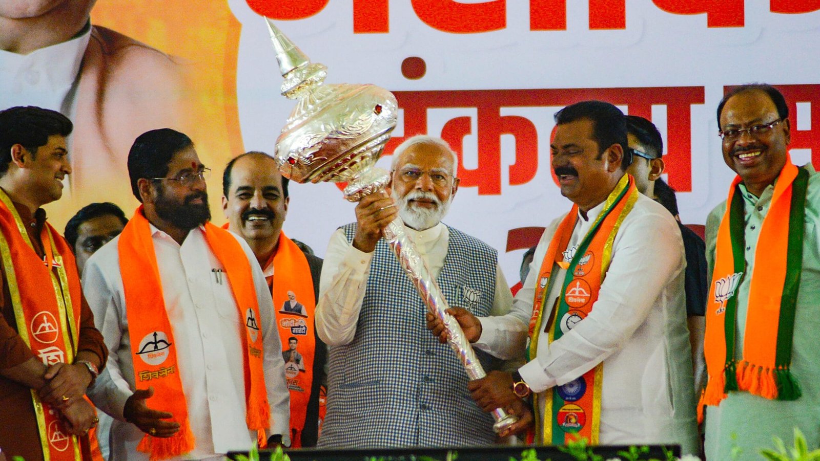 MAHARASHTRA विपक्षियों पर जमकर बरसे PM मोदी – अगले पांच साल महाराष्ट्र की प्रगति को नई ऊंचाई पर ले जाएंगे