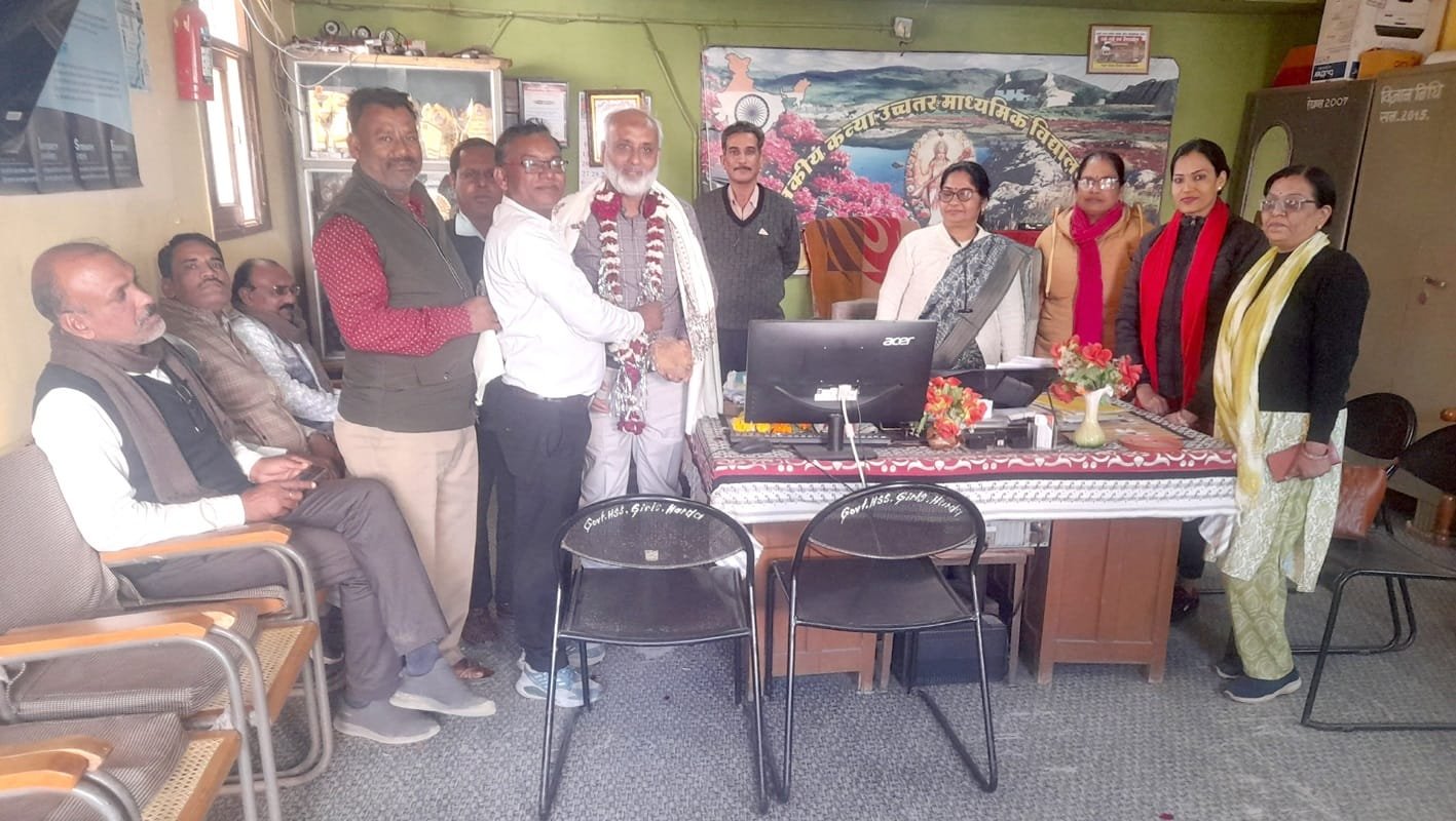 बीएड परीक्षा अधिकारी का पुष्पहार पहनाकर किया स्वागत