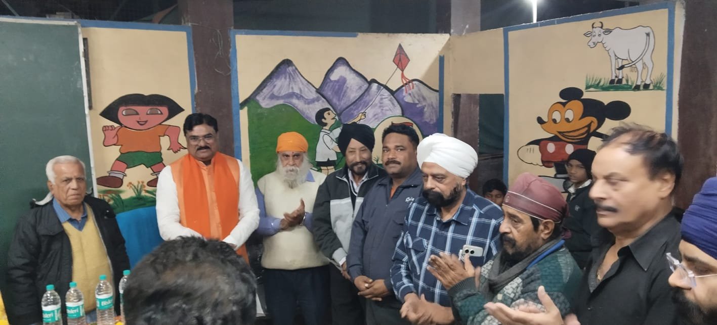 बालक छात्रावास में छात्रों को कंबल वितरण किया