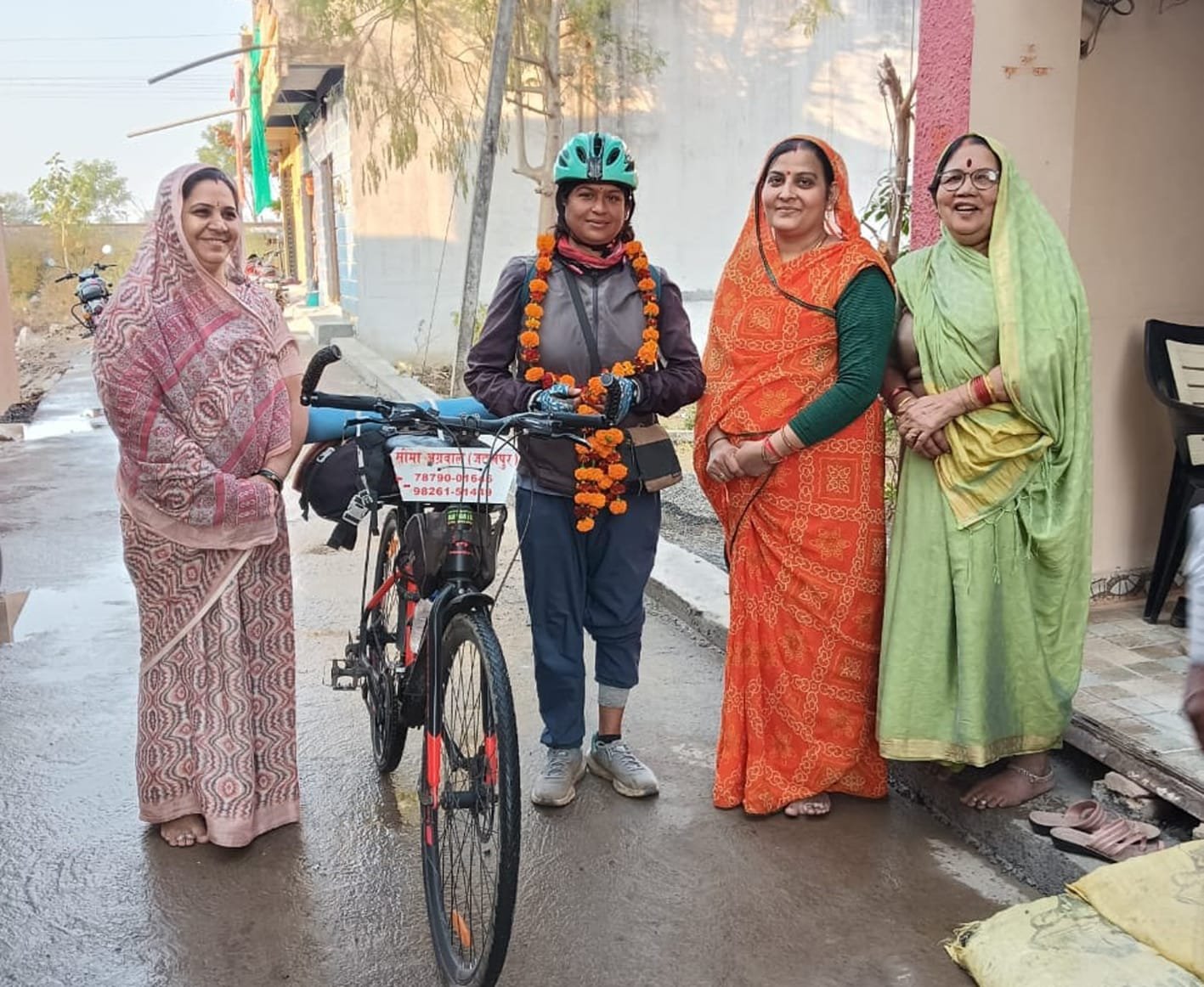 साइकिल से नर्मदा परिक्रमा पर निकली जबलपुर की महिला डॉ.सीमा अग्रवाल