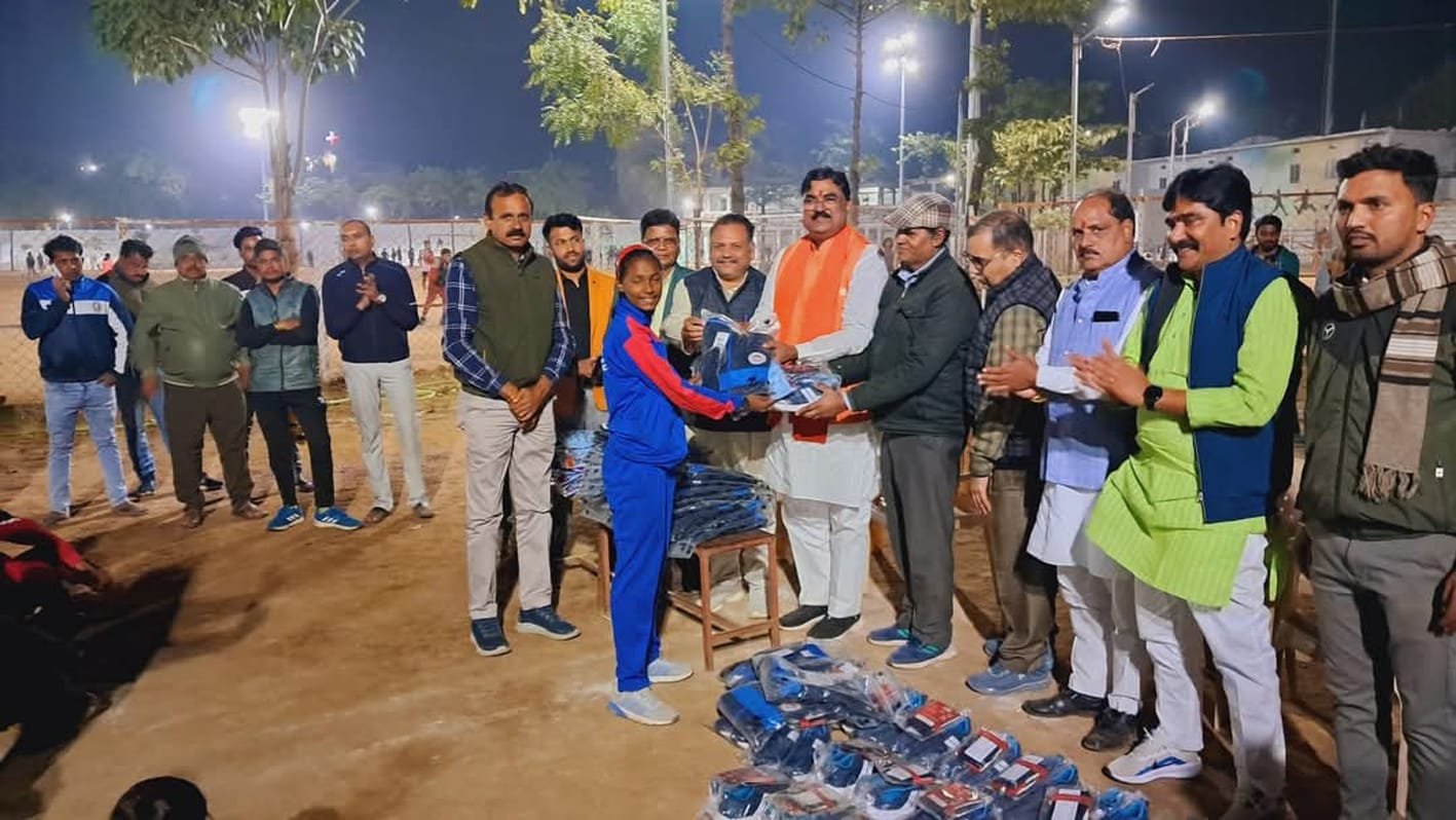 पूर्व मंत्री ने खिलाड़ियों को खेल किट, ट्रैक सूट वितरित किए