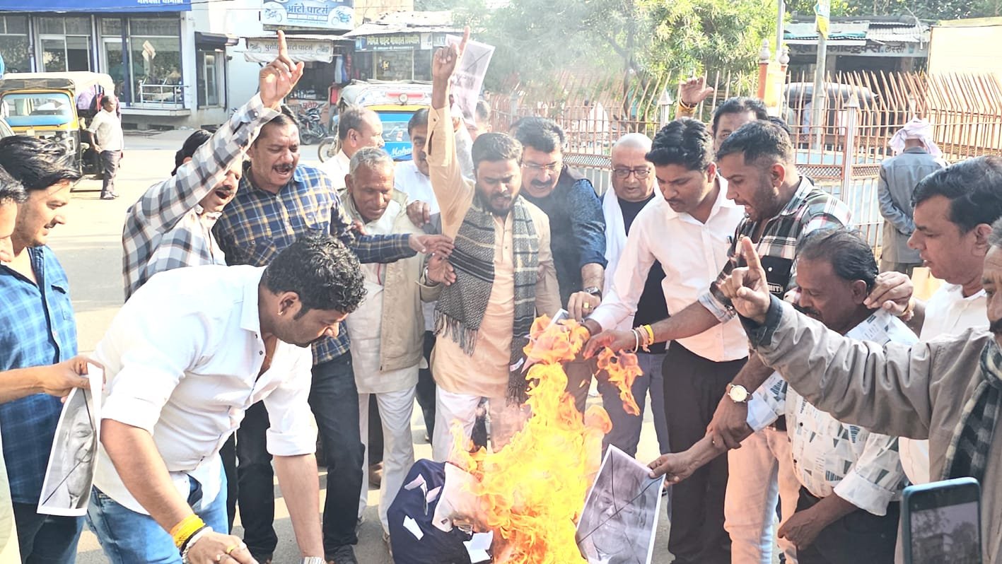 कांग्रेस ने अमित शाह का पुतला जलाया