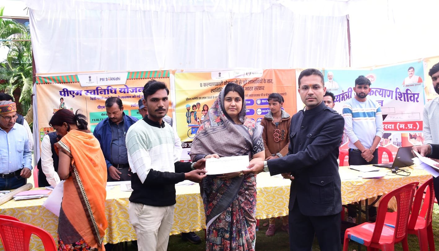 हरदा नगर पालिका के जनकल्याण शिविर में हितलाभ वितरण किया