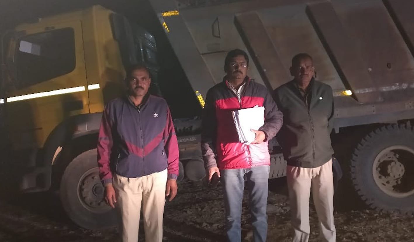 खनिज के अवैध परिवहन में शामिल ट्रेक्टर व डंपर जप्त
