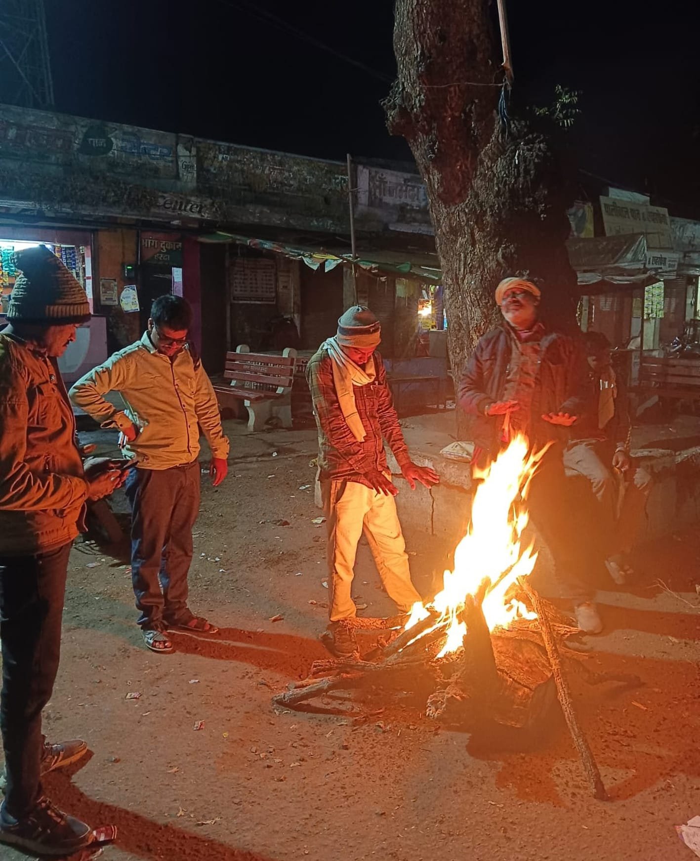 ठंड से राहत दिलाने नपा ने जलवाए अलाव