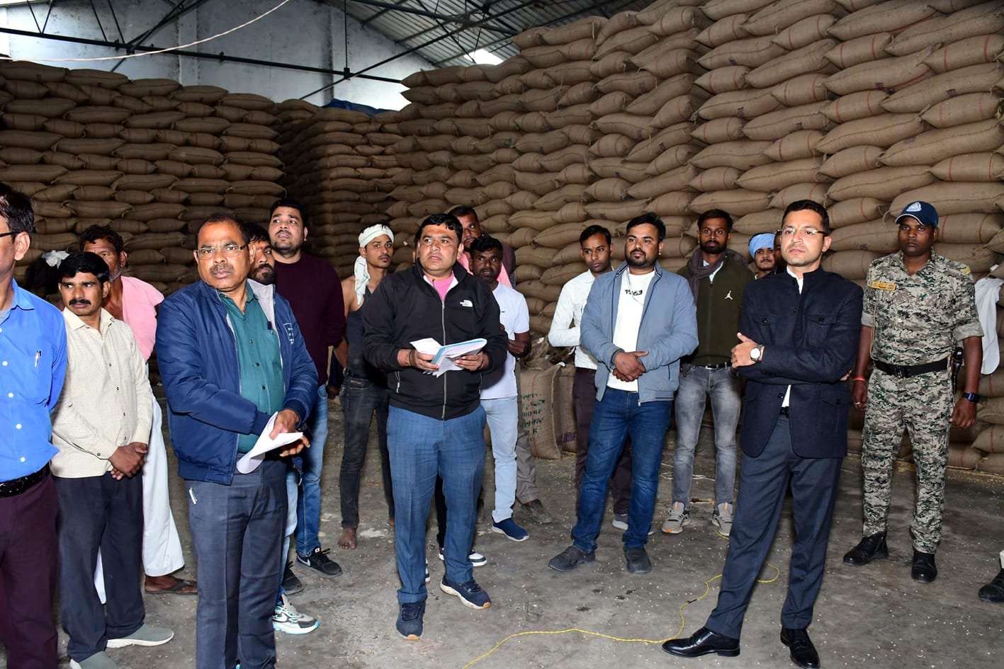 कलेक्टर ने सोयाबीन उपार्जन कार्य का लिया जायजा