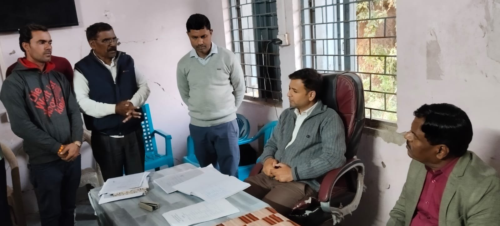कमिश्नर ने जनकल्याण शिविर का आकस्मिक निरीक्षण किया